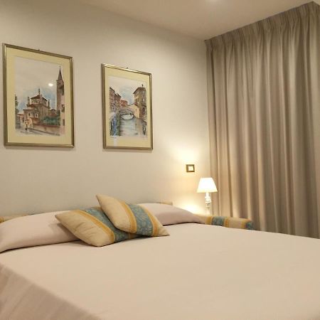 Genovese Villa Elena Appartamenti 瓦拉泽 外观 照片
