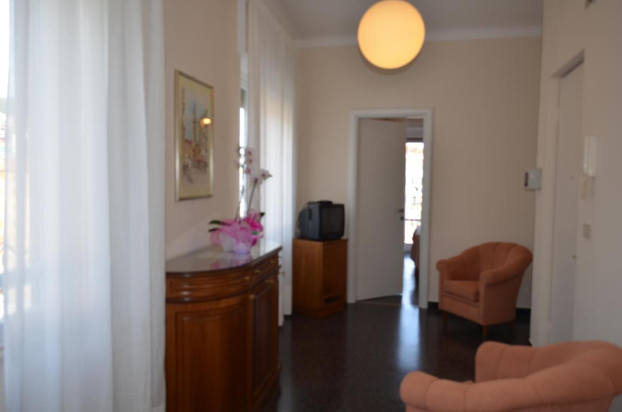 Genovese Villa Elena Appartamenti 瓦拉泽 外观 照片