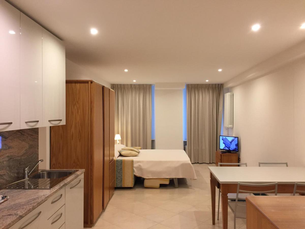 Genovese Villa Elena Appartamenti 瓦拉泽 外观 照片